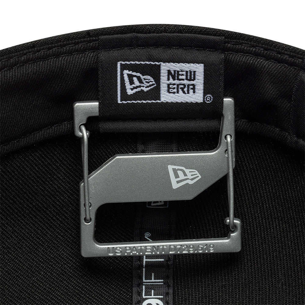 Sølv New Era cap clip som tilbehør, lille og elegant, fastgøres til kasket eller hat for at sikre pasform og stil.