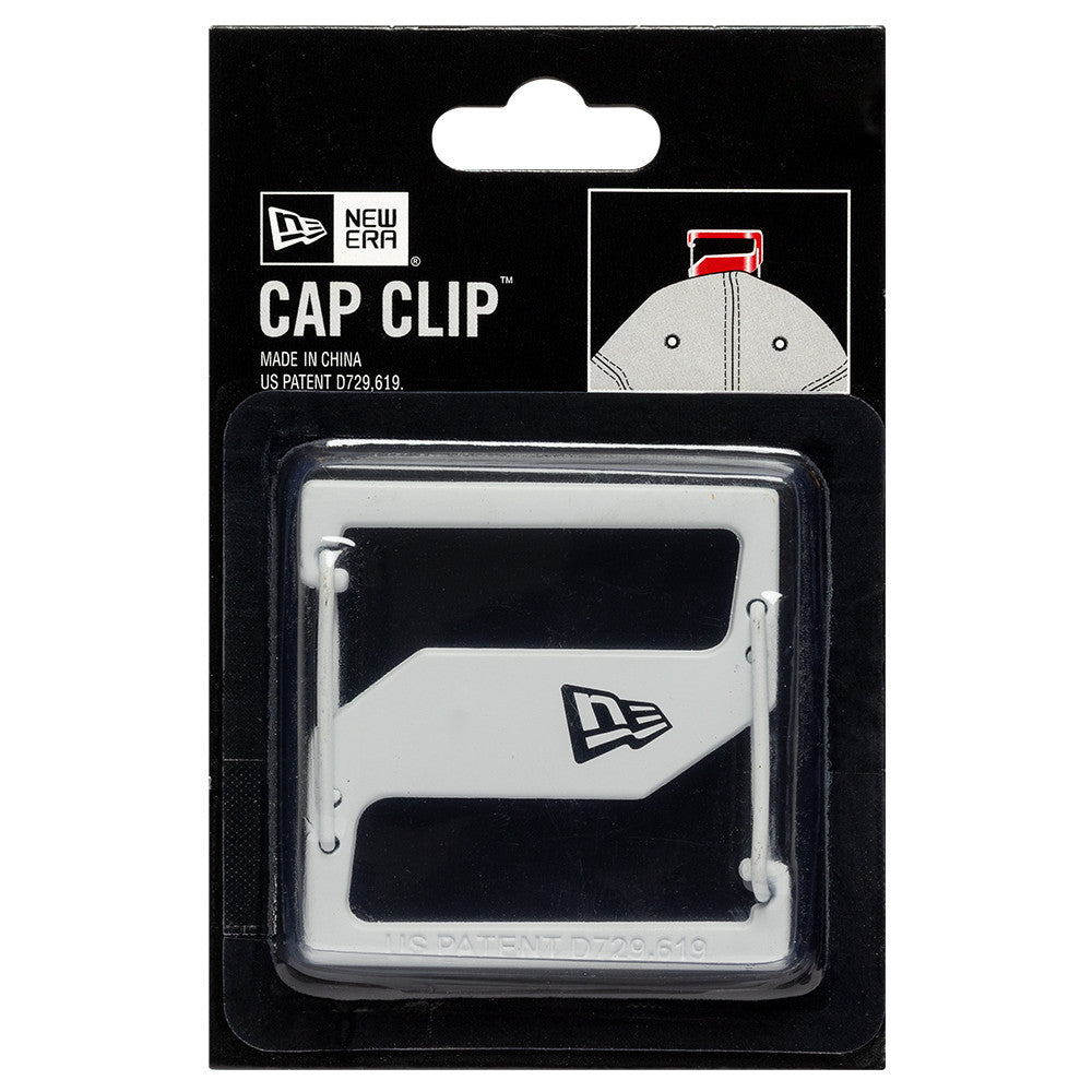Hvid New Era cap clip som tilbehør, synligt med metalclip og logo, designet til at sikre cappen.