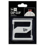 Hvid New Era cap clip som tilbehør, synligt med metalclip og logo, designet til at sikre cappen.