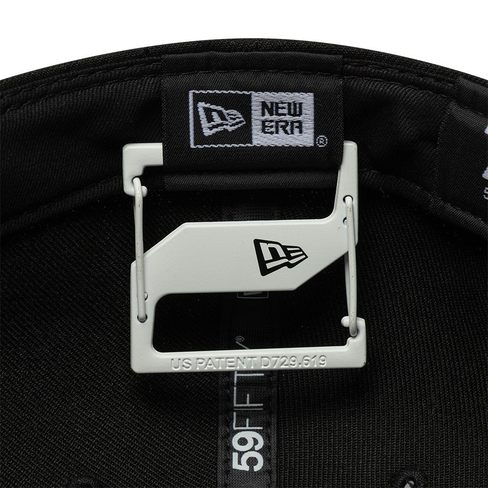 Hvid New Era cap clip tilbehør, vises på en neutral baggrund, fremhæver det enkle design og brandets logo.