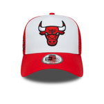 Rød New Era NBA Chicago Bulls trucker cap med sidepatch, mesh bag og justerbar rem foran og på siden