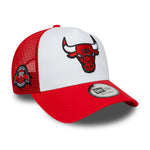 Rød New Era NBA Trucker Cap med Chicago Bulls sidepatch, justerbart og med net bag for ventilation.