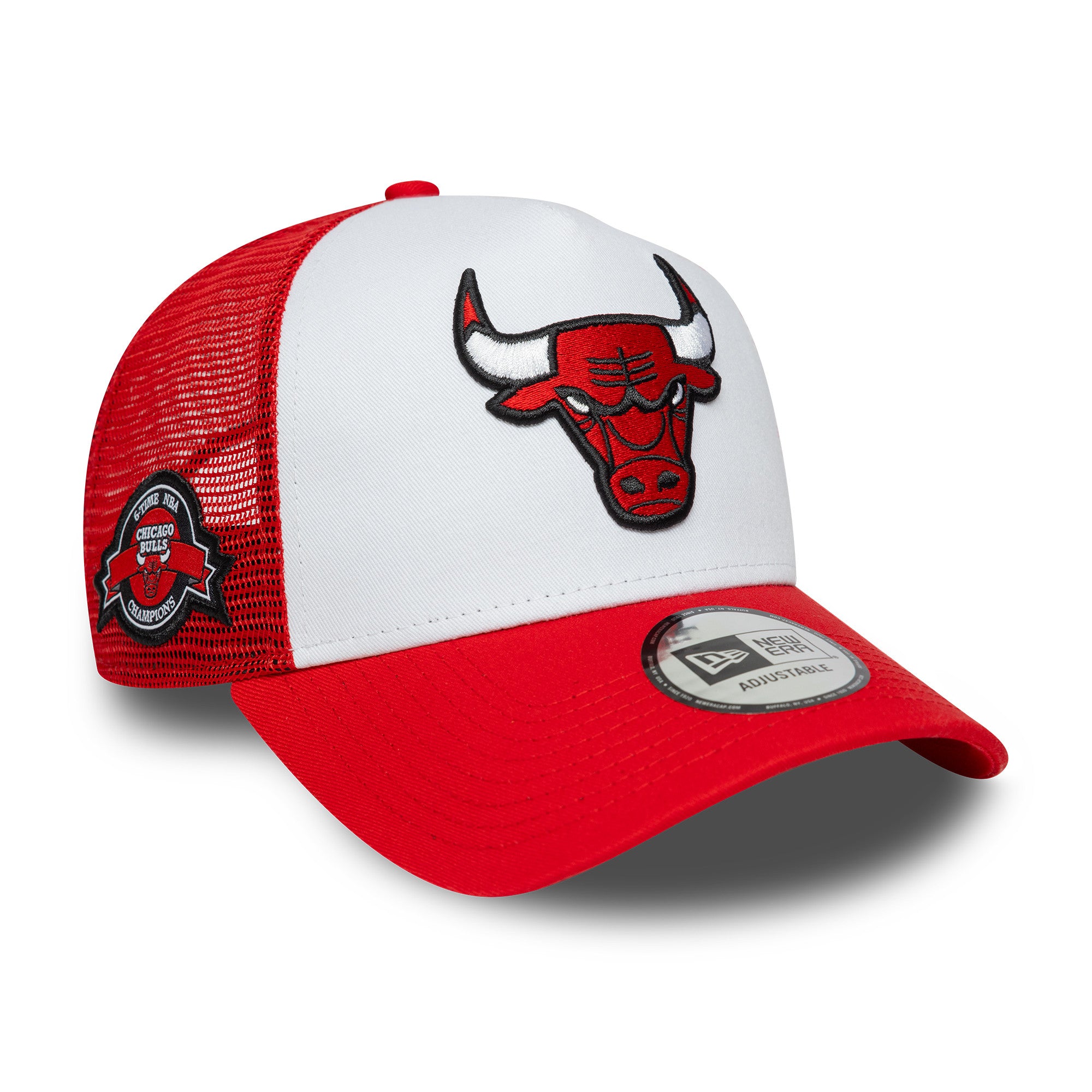 Rød New Era NBA Trucker Cap med Chicago Bulls sidepatch, justerbart og med net bag for ventilation.
