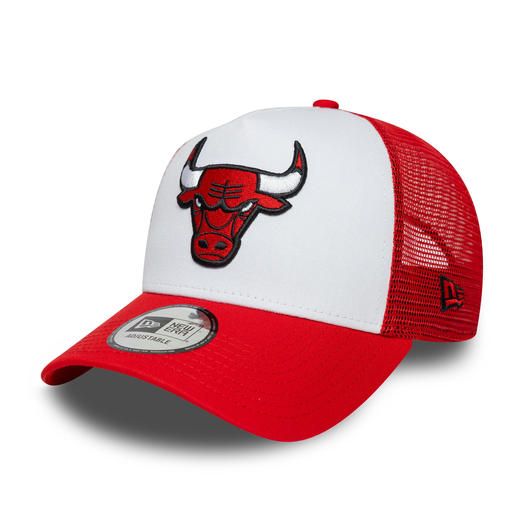 Rød New Era NBA Trucker Cap med Chicago Bulls sidepatch, justerbar snapback og netbag til luftig komfort.