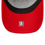 Rød New Era NBA Side Patch trucker cap med Chicago Bulls logo og justerbart snapback, casual sportstil.