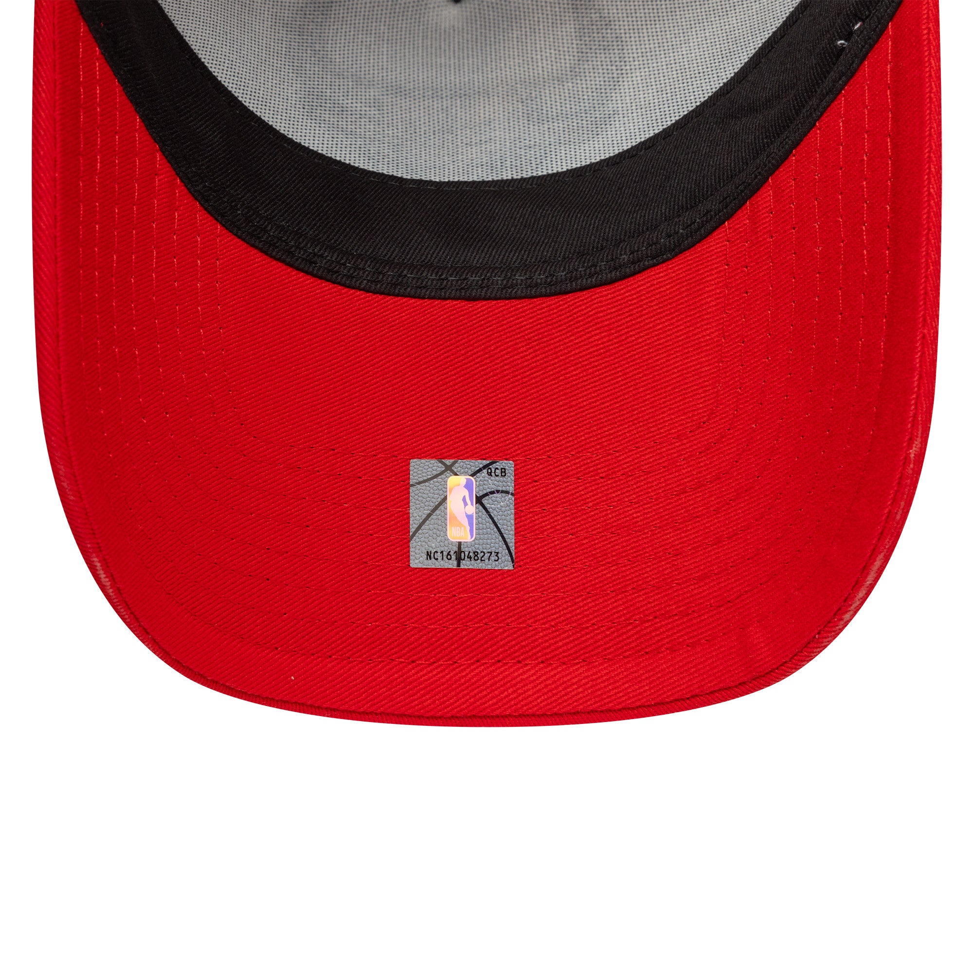 Rød New Era NBA Side Patch trucker cap med Chicago Bulls logo og justerbart snapback, casual sportstil.