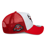 Rød New Era NBA side patch trucker cap med Chicago Bulls logo, justerbar snapback, netbag og flat skygge.