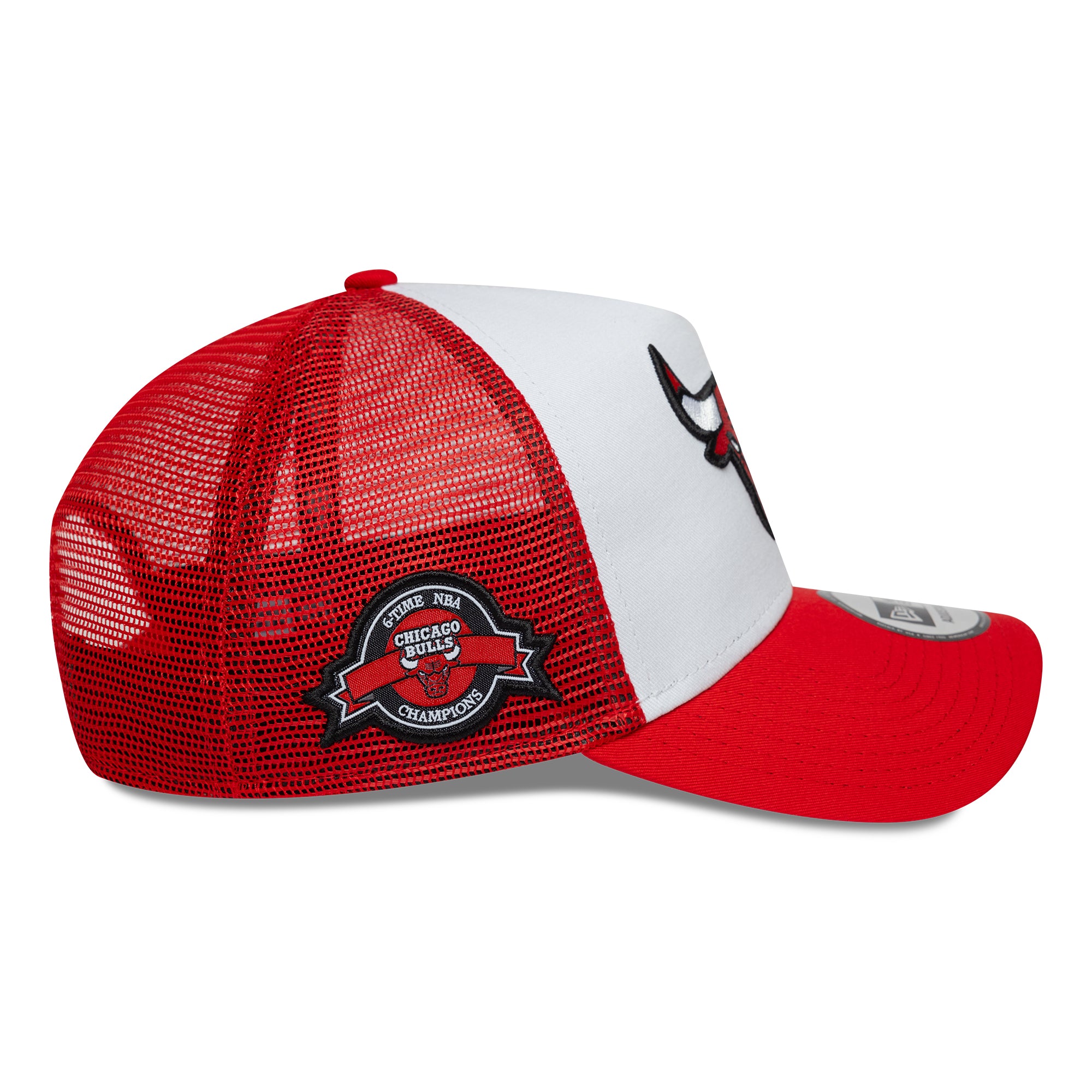 Rød New Era NBA side patch trucker cap med Chicago Bulls logo, justerbar snapback, netbag og flat skygge.
