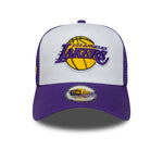 New Era Los Angeles Lakers trucker cap med lilla farve, NBA side patch, justerbar snapback og netryg.