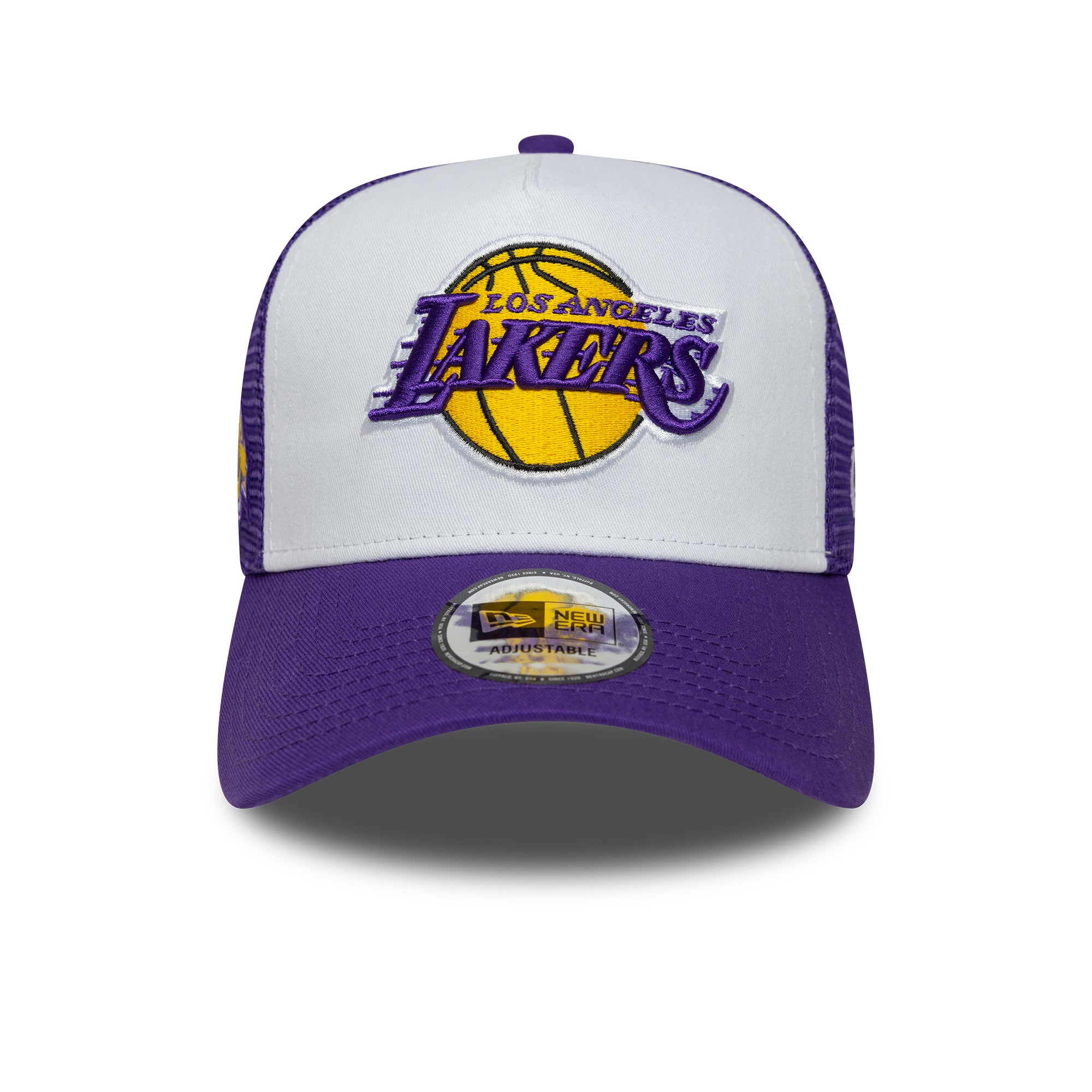 New Era Los Angeles Lakers trucker cap med lilla farve, NBA side patch, justerbar snapback og netryg.