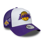 New Era Lakers trucker cap i lilla med NBA side patch, justerbar snapback og netryg for komfort.