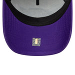 New Era NBA Los Angeles Lakers trucker cap i lilla med side patch-tryk, justerbar snapback, sporty og stilfuld hovedbeklædning.