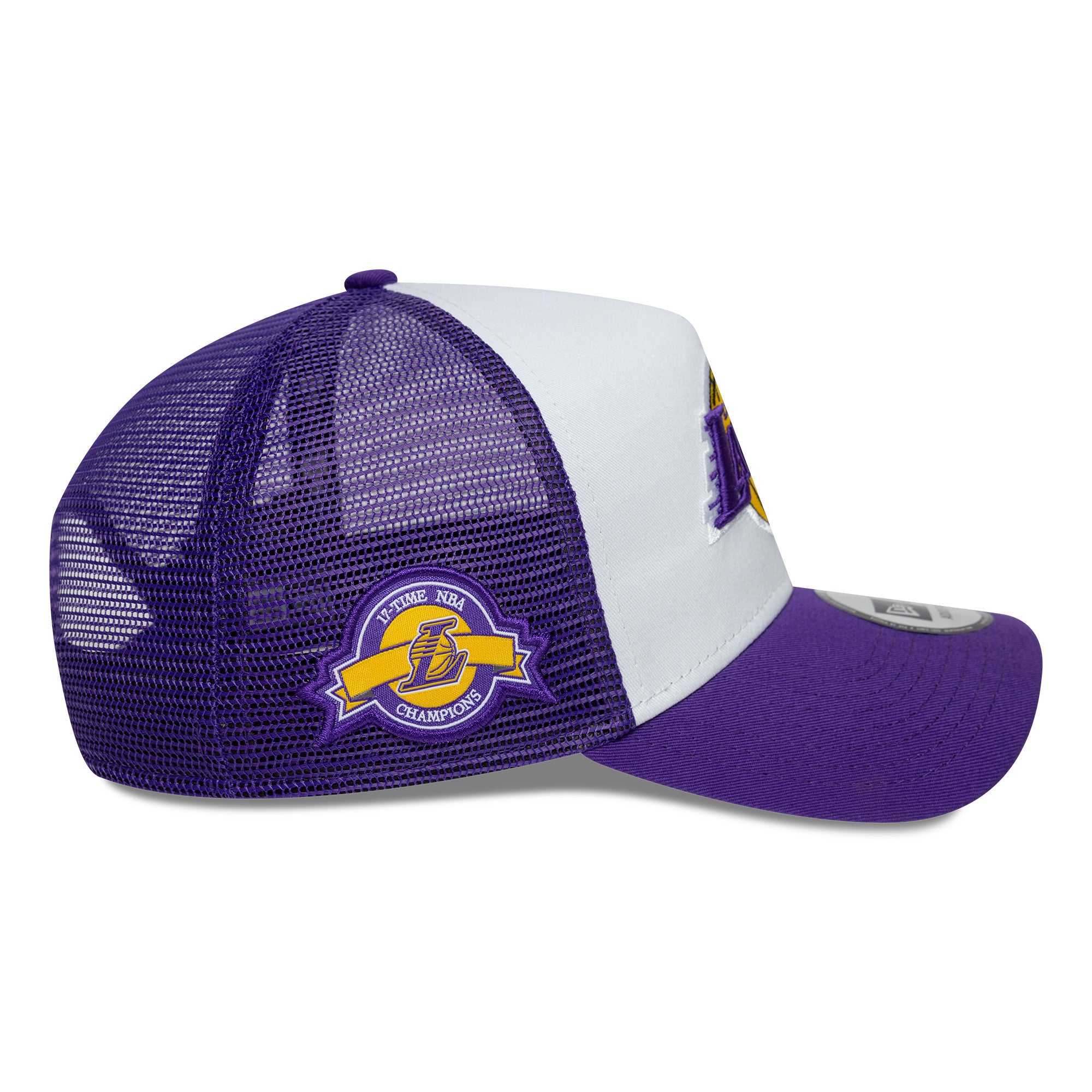 Lilla New Era NBA side patch trucker cap med Los Angeles Lakers logo, mesh bag og justerbart bånd.