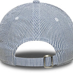Navy og hvid New Era New York Yankees 9TWENTY cap i seersucker-tekstur med justerbar rem foran og påsatte Yankees-logo.