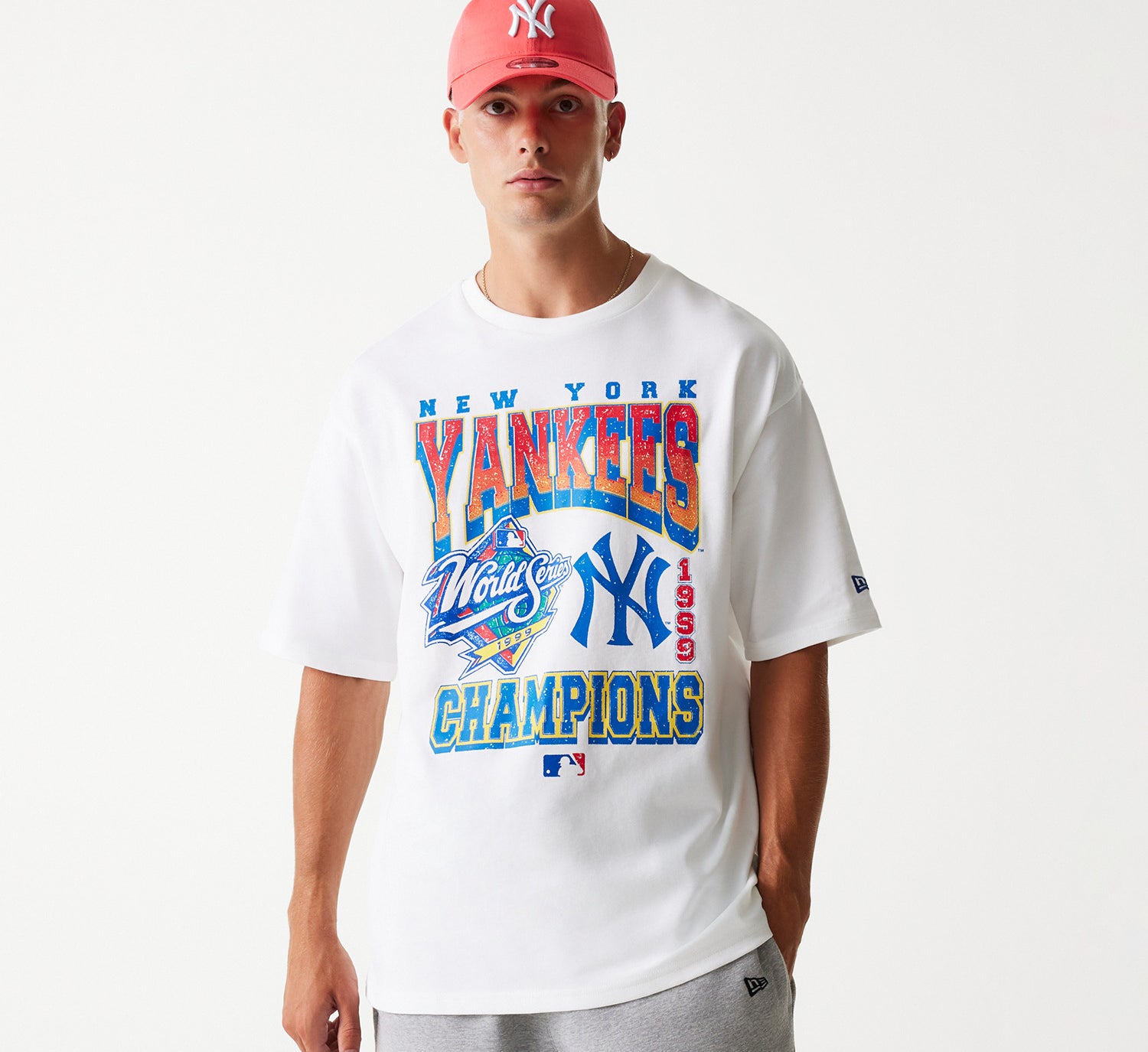 Hvid New Era MLB World Series oversize T-shirt med Yankees-logo og sportsligt design, afslappet pasform.