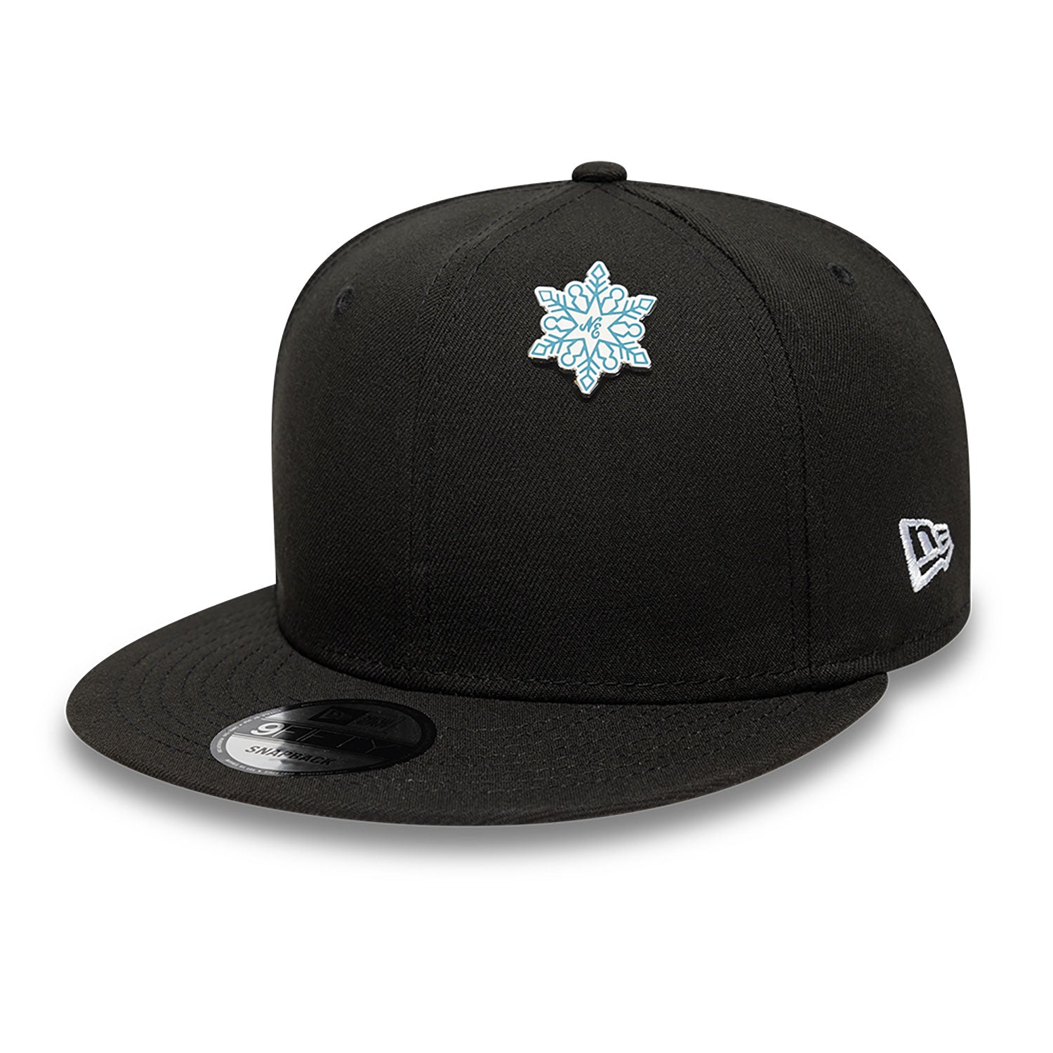 New Era Snowflake Pin Badge i blå med detaljeret snefnugdesign 天天中彩票大神推荐?