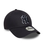 Navy New Era 9FORTY kasket med New York Yankees outline-logo, justeret foran, med justerbar rem og flat top.