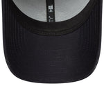New Era 9FORTY New York Yankees outline navy cap med justerbar rem og logo foran.