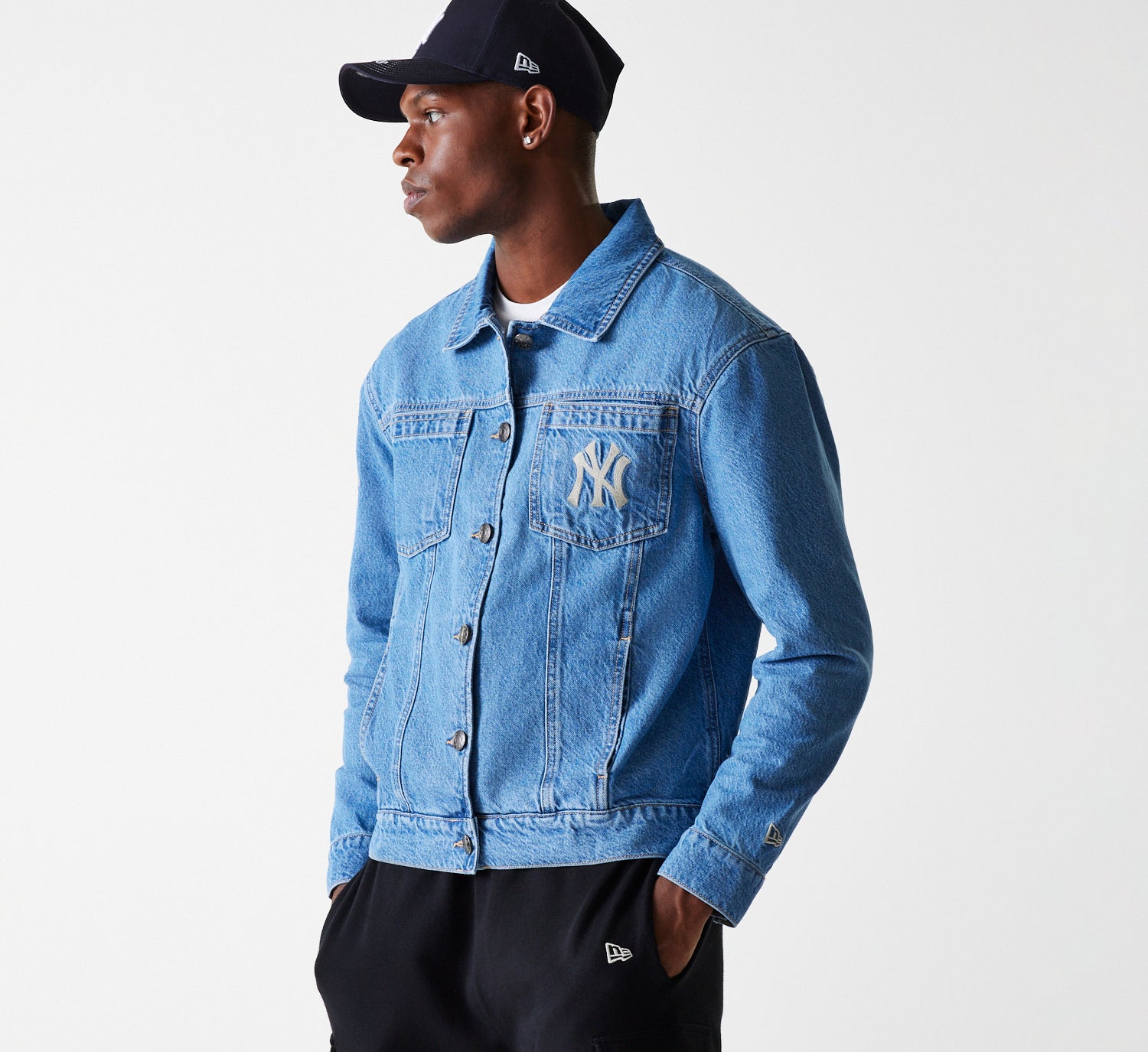 Dame i New Era MLB denimjakke i mørk blå med Yankees-logo, afslappet baseballinspireret jakke foran.