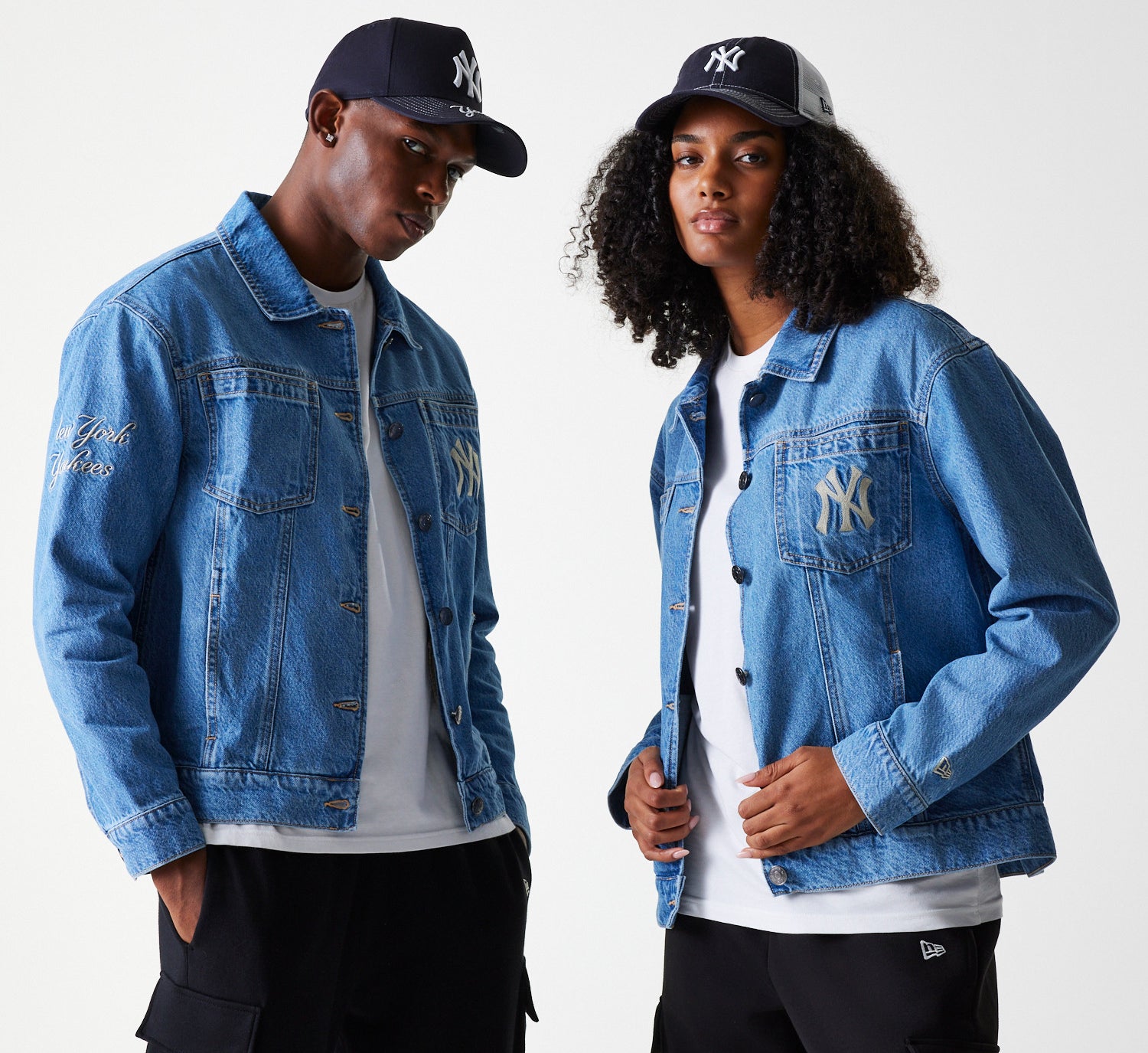 Damejakke i denim fra New Era med Yankees-logo, blå farve og sportstil, synlig i billedet.