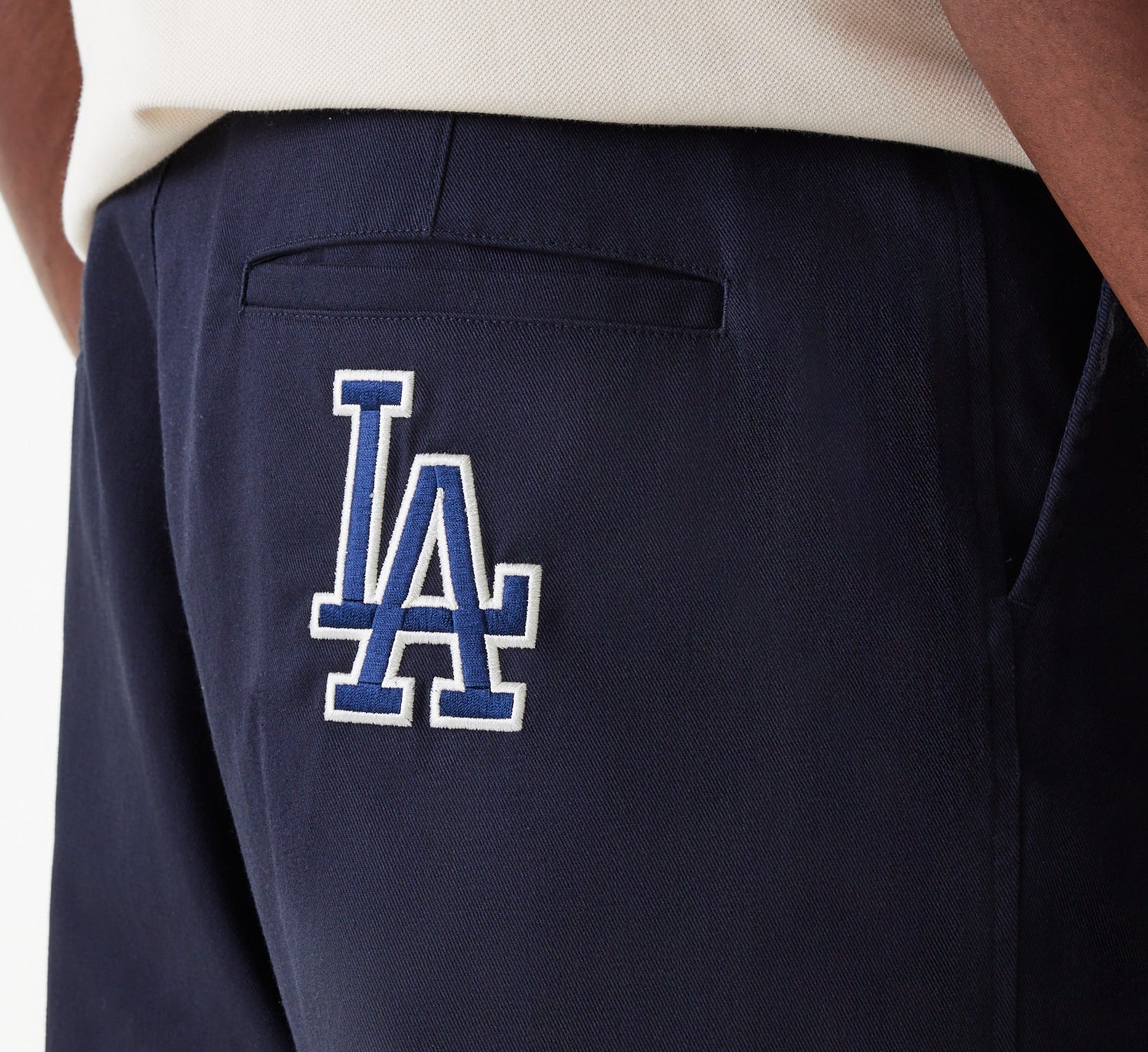 Navy New Era MLB Los Angeles Dodgers chinos, visende afslappet buksedesign med logo og komfortabel pasform.
