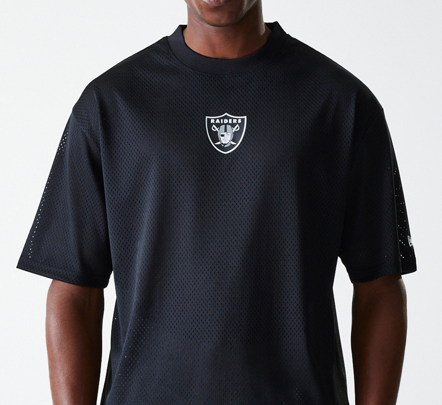 Sort New Era NFL ESSENTIALS OS MESH TEE T-shirt med Raiders logo og mesh-materiale, afslappet sportstøj til fans.