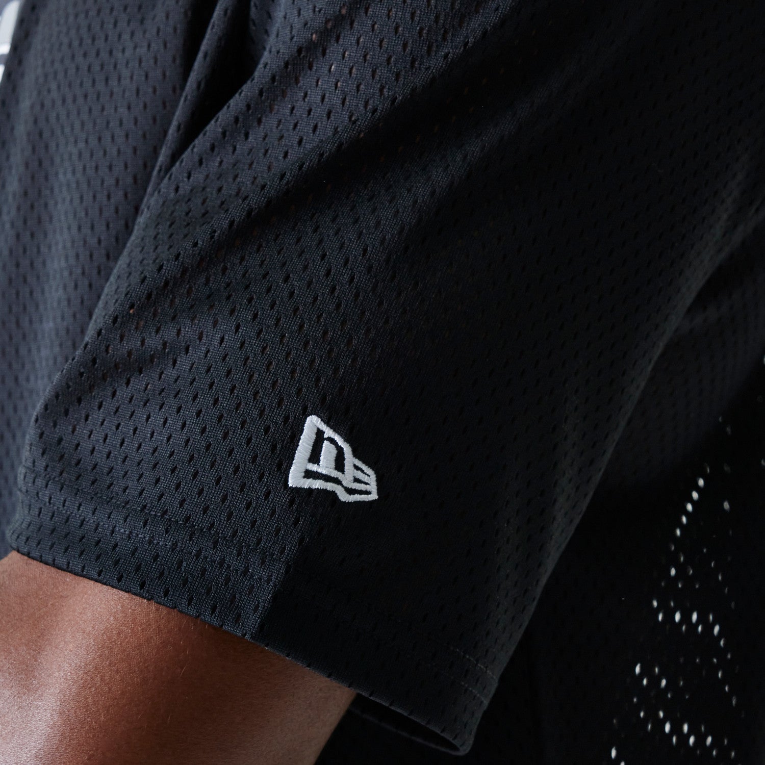 New Era - NFL ESSENTIALS OS MESH TEE - Las Vegas Raiders - Black - Headz Up 