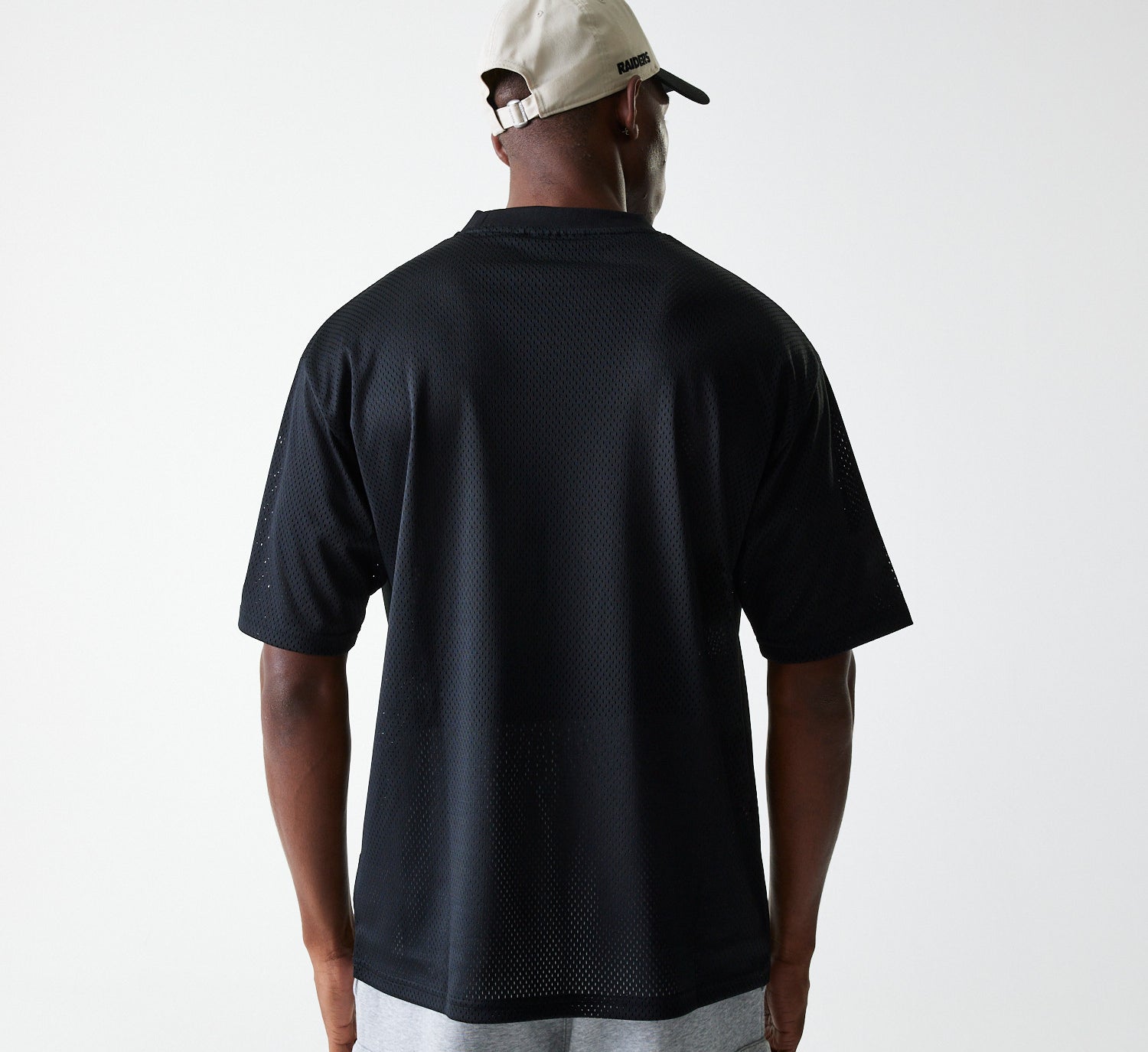 Sort New Era NFL ESSENTIALS OS MESH TEE T-shirt med Las Vegas Raiders logo, åndbart mesh materiale, sportswear til fans