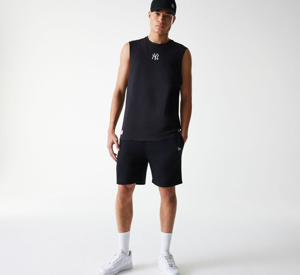 Sort New Era MLB MIDI ærmeløs T-shirt med New York Yankees logo, afslappet og komfortabel til fans.