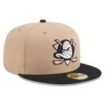 New Era 59FIFTY fitted cap med Anaheim Ducks logo i camel og sort farver, komfortabel sporthue med flad top.