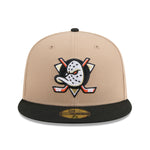 New Era 59FIFTY fitted cap med Anaheim Ducks logo i kamel og sort farver, sporty og stilfuld hovedbeklædning