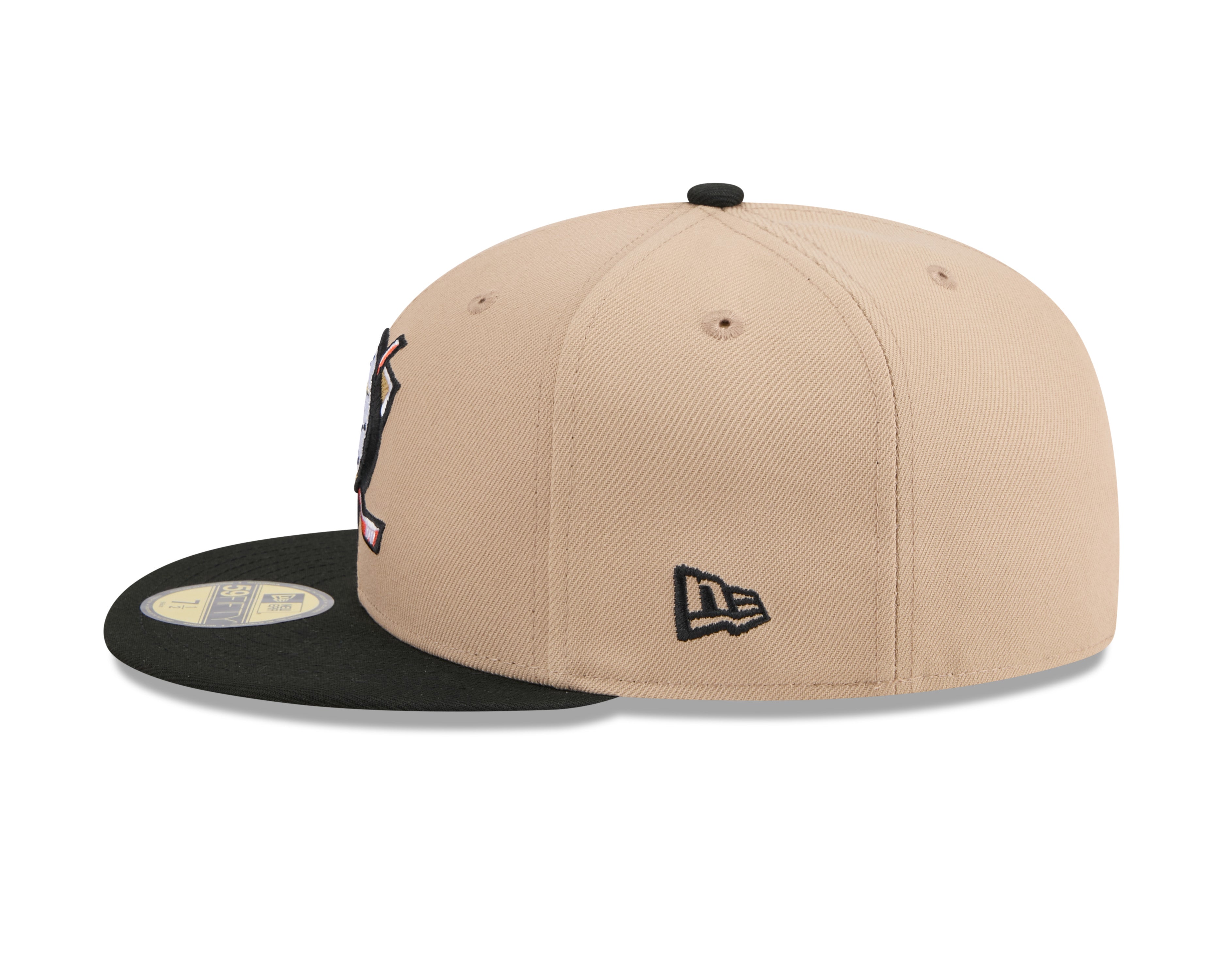 New Era 59FIFTY fitted cap med Anaheim Ducks logo i kamel og sort farver, vises fra siden.