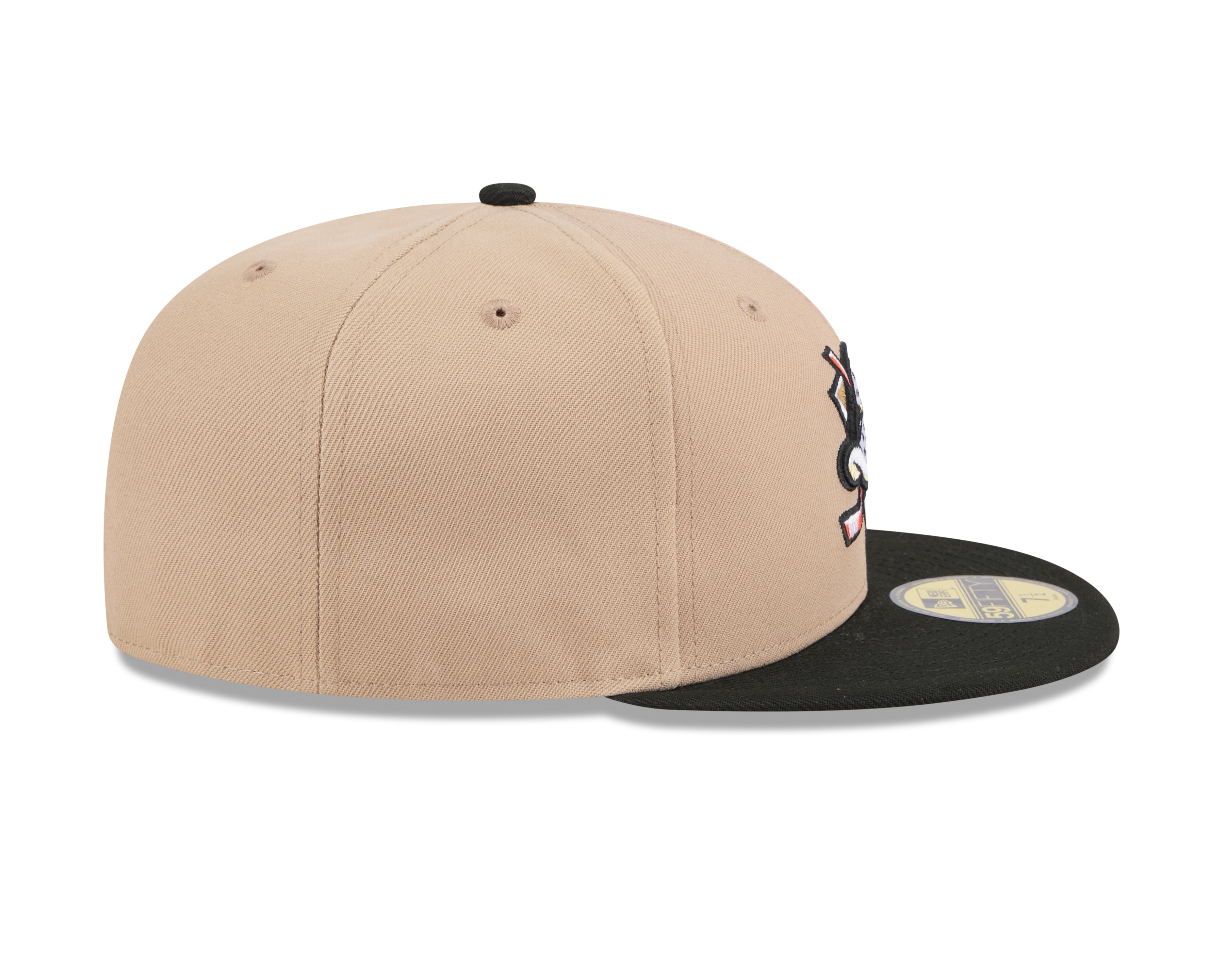 New Era 59FIFTY fitted kasket med Anaheim Ducks logo i camel og sort, vises set fra højre side.