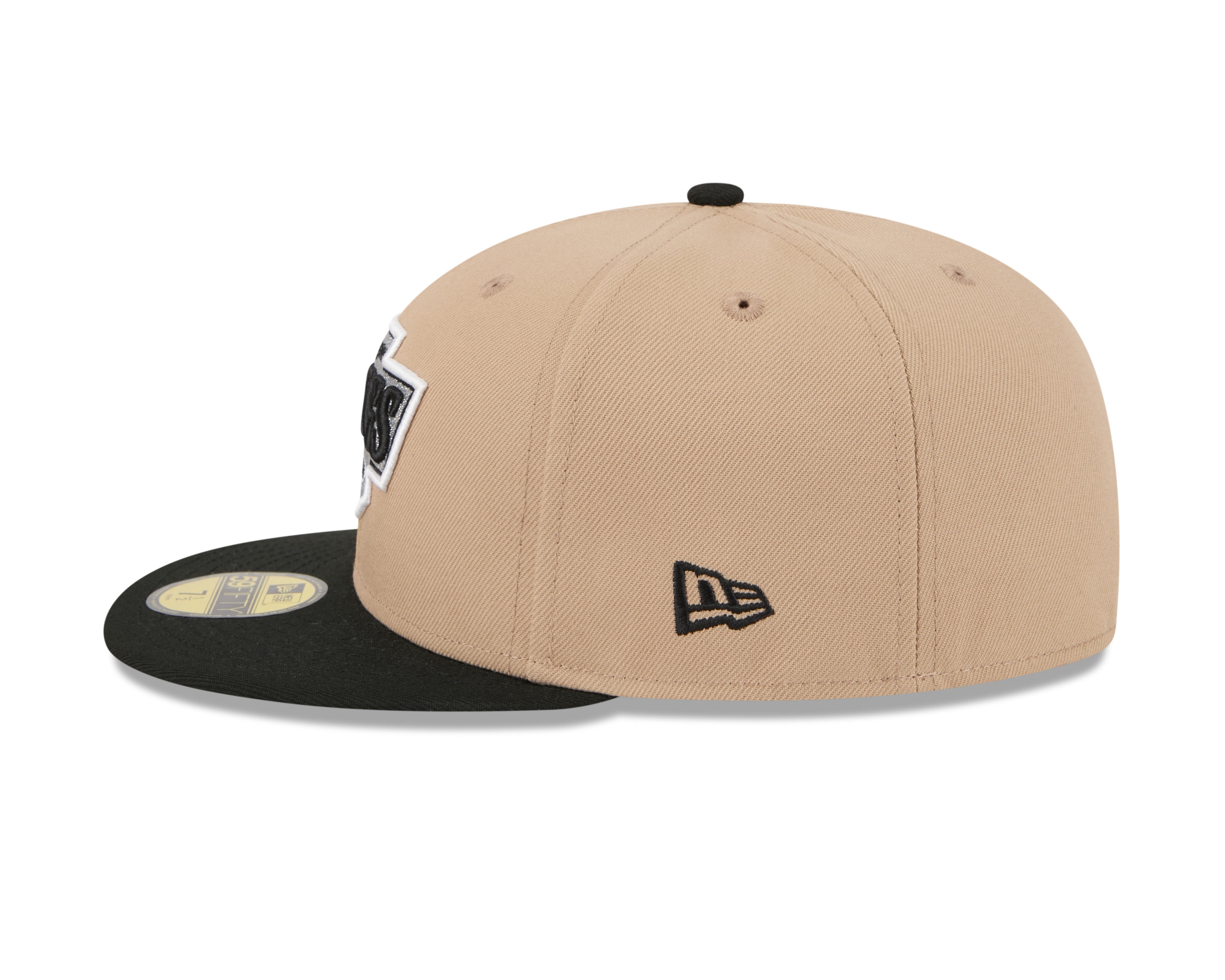 Sort og camel farvet New Era 59FIFTY fitted cap med Los Angeles Kings logo, set fra venstre side.