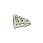 New Era Flag Pin Badge i sølv – dekorativt flagmærke til accessories