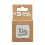 New Era Flag Pin Badge i sølv – lille metalpin med New Era-flaglogo til tøj og accessories