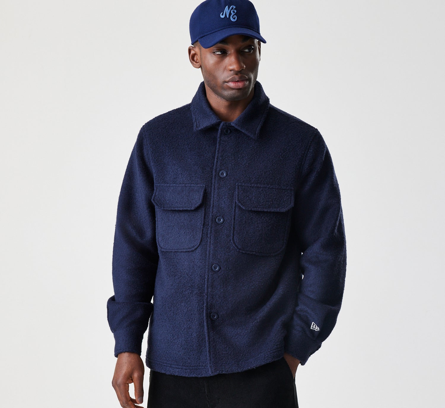 Navy New Era NE Shacket jakke med knapper og lommer, afslappet stil, velegnet til hverdag.
