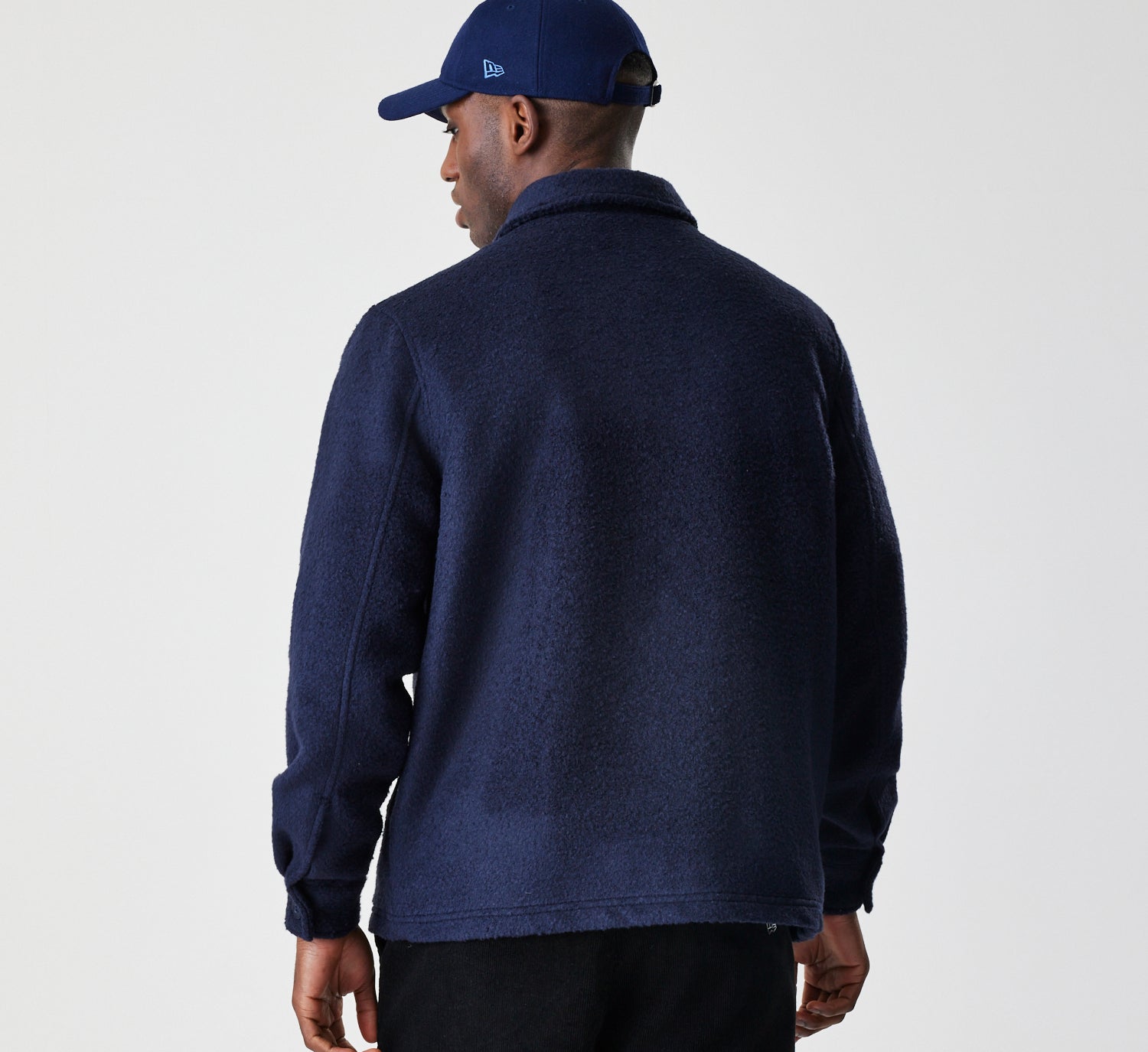 Dækningsbillede af New Era navy shacket, en jakke med casual stil, fremvist i et nærbillede.
