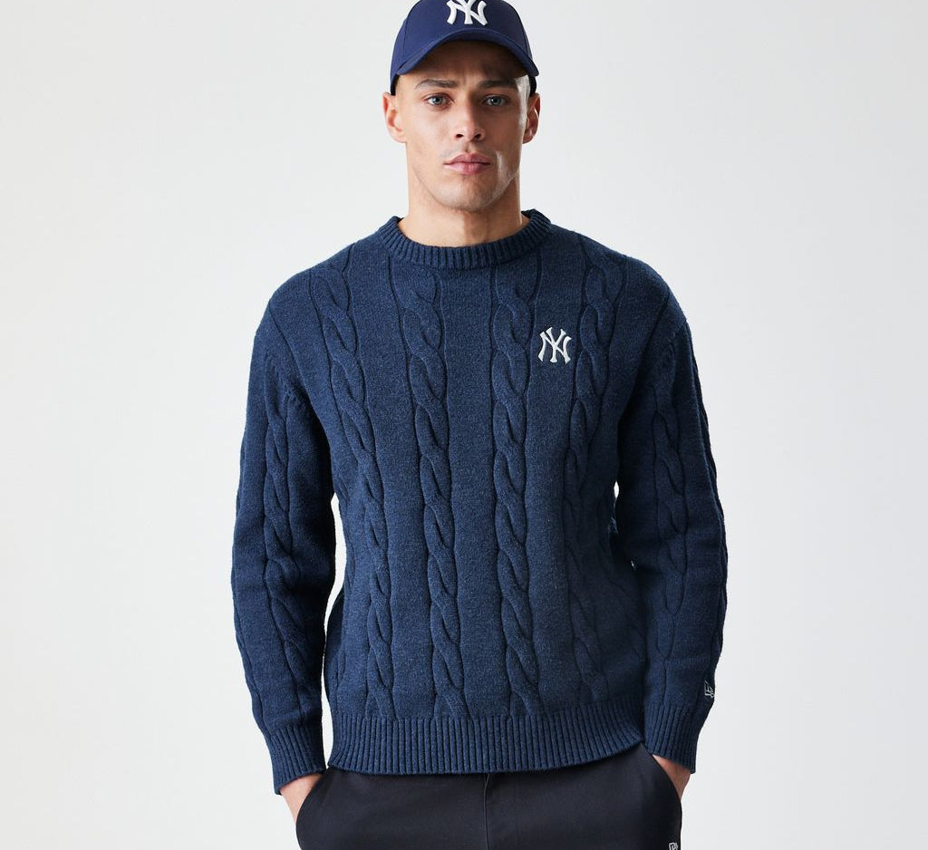Navy New Era MLB kabelstrik sweater med New York Yankees logo, blød og varm, perfekt til fans.