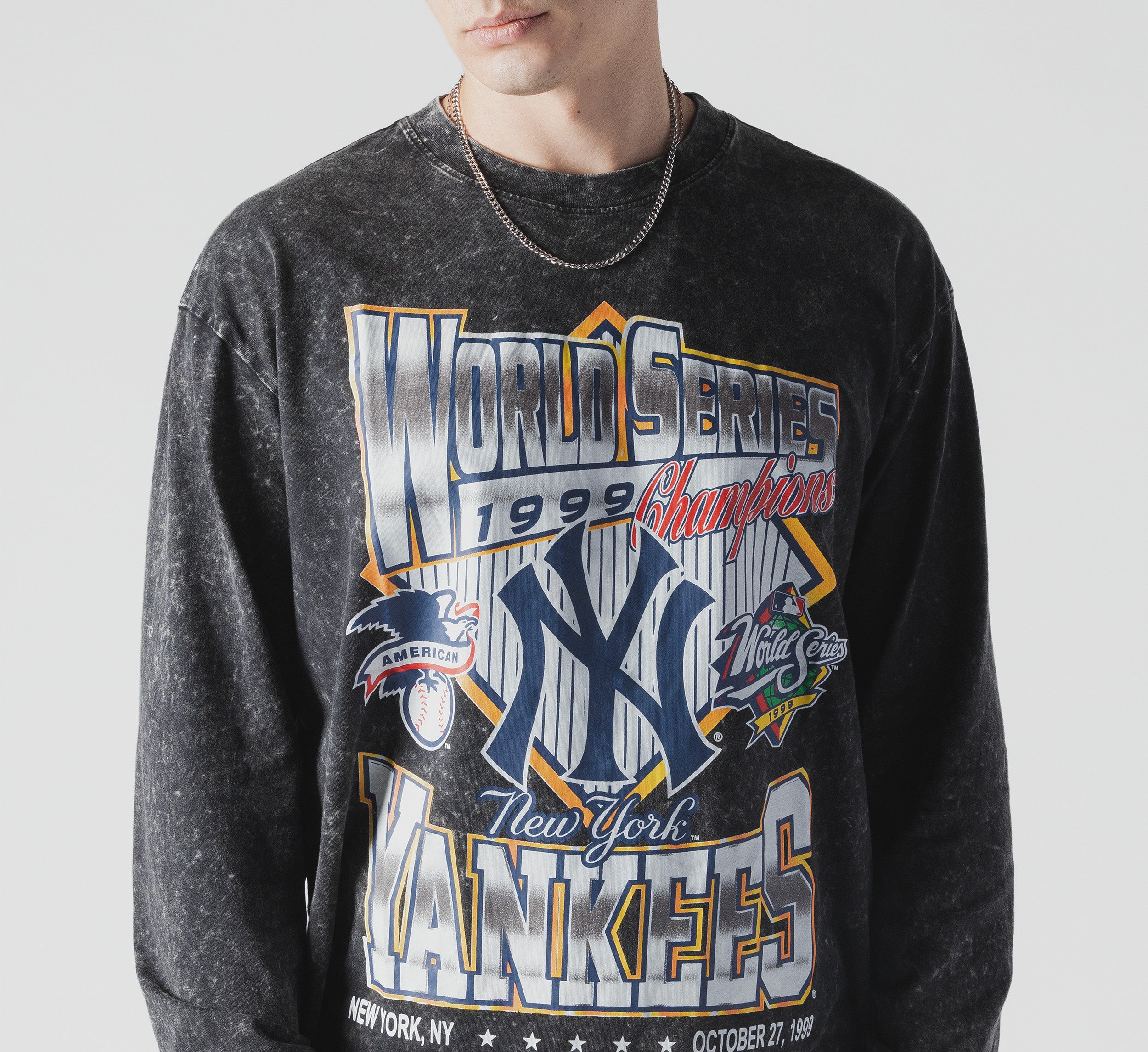 Sort New Era MLB sportstøj longsleeve T-shirt med Yankees logo og grafisk design på fronten.