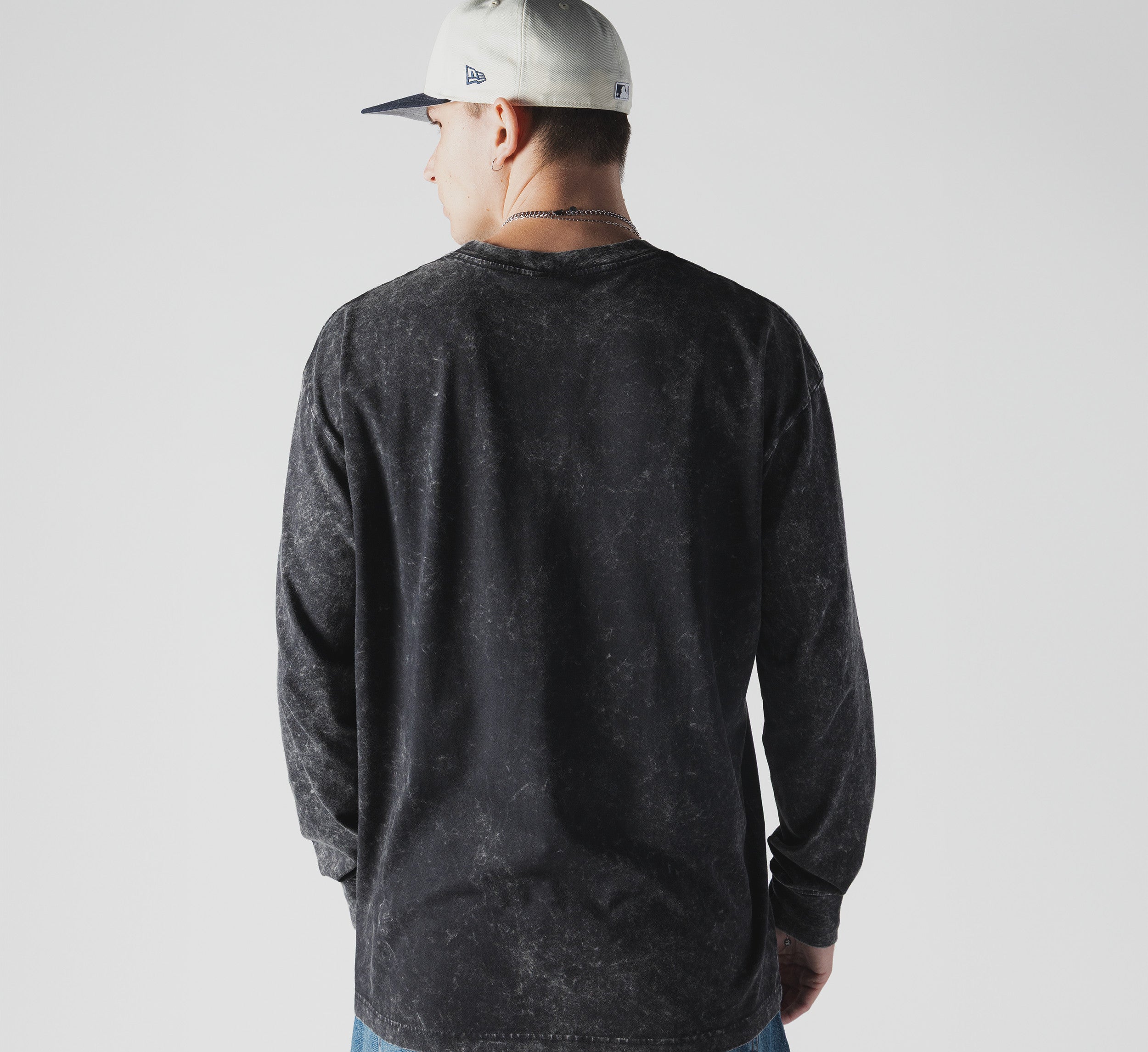 Sort langærmet T-shirt fra New Era med MLB Sportsclass New York Yankees logo, komfortabel og sporty design.