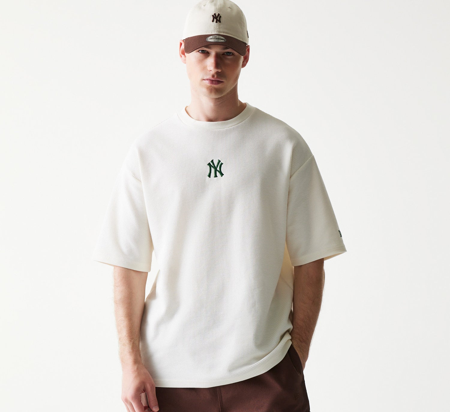 Hvid New Era MLB Waffle OS T-shirt med Yankees logo, afslappet tøj til baseballfans, synlig på billedet