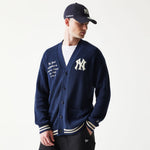 Navy New Era MLB New York Yankees College Script cardigan i strikket materiale, vises i billedet.