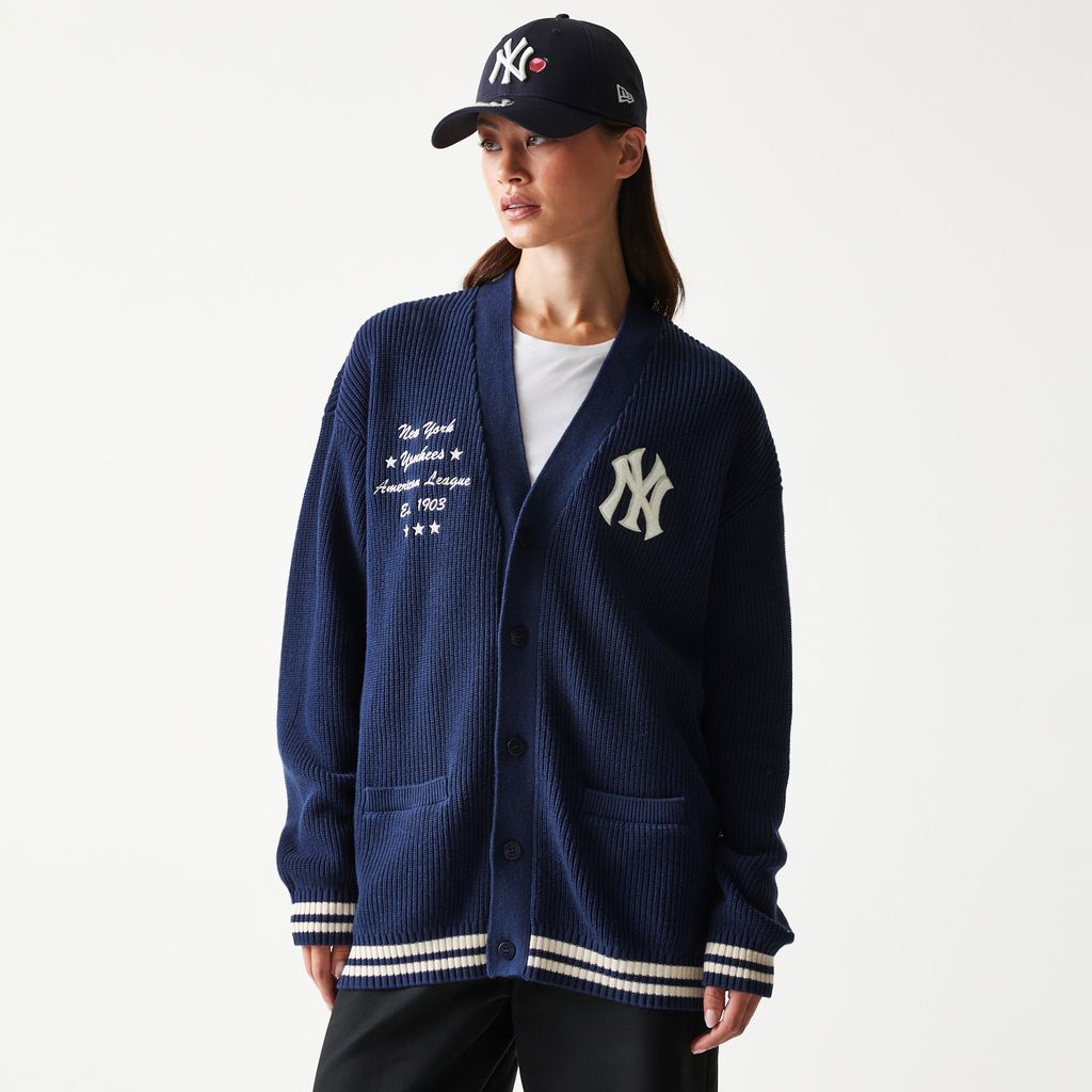 Navy New Era MLB Collegiate Script Cardigan med Yankees-logo, blødt strikket materiale, afslappet sportsstil.