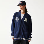 Navy New Era MLB Collegiate Script Cardigan med Yankees-logo, blødt strikket materiale, afslappet sportsstil.