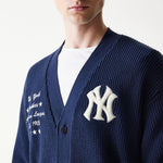 Navy New Era MLB Yankees cardigan i strik med collegiate script, blødt og komfortabelt, perfekt til fans af New York Yankees.