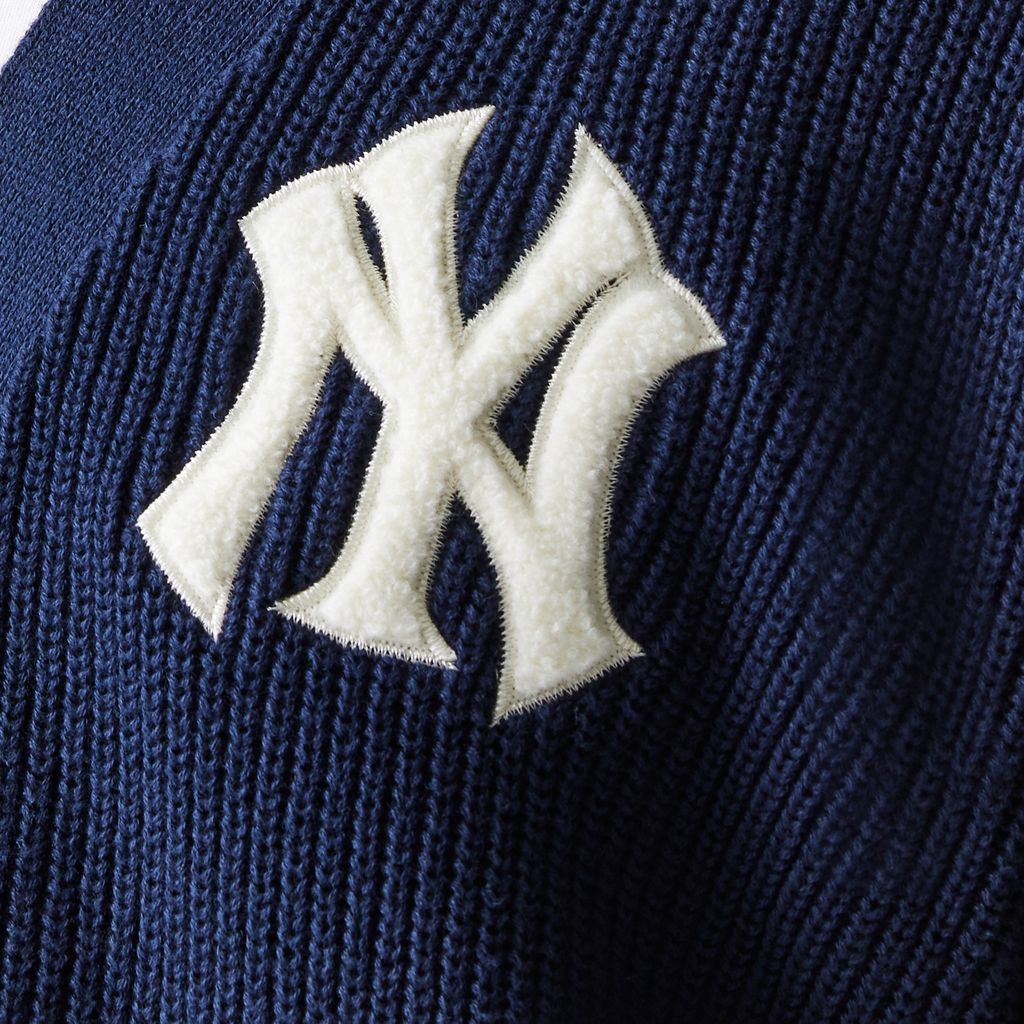 Navy New Era MLB Collegiate Script Cardigan med Yankees logo, strikket, blødt materiale, afslappet sportsstil, detaljeret design