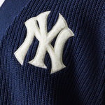 Navy New Era MLB Collegiate Script Cardigan med Yankees logo, strikket, blødt materiale, afslappet sportsstil, detaljeret design