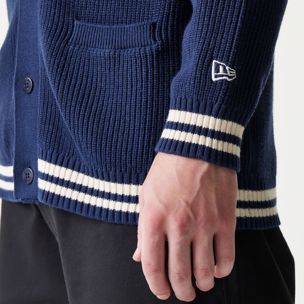 Mørkeblå New Era MLB Collegiate Script cardigan med Yankees-logo, strikket, til fans og baseball-entusiaster.