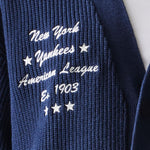 Navy New Era MLB New York Yankees cardigan i strikket materiale med collegiate script design.